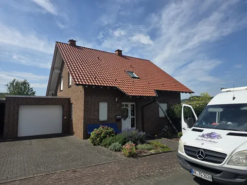 Gereinigtes Ziegeldach am Wohnhaus nach Abschluss der Dachreinigung