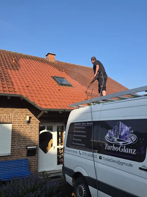 Dachreinigung im Einsatz mit bereits gereinigter Teilfläche und sichtbarem Unterschied am Ziegeldach