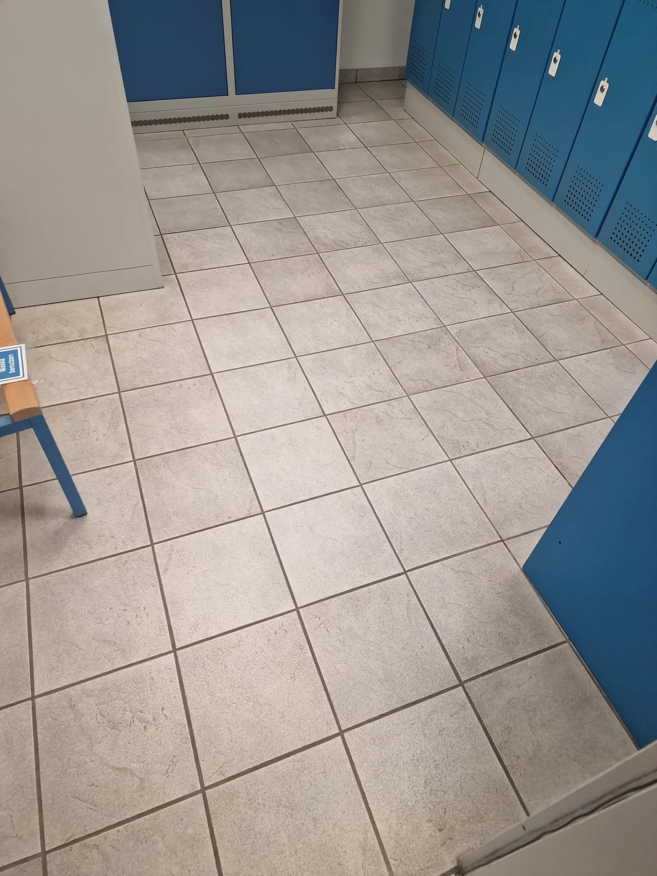 dreckiger Boden vor der Reinigung