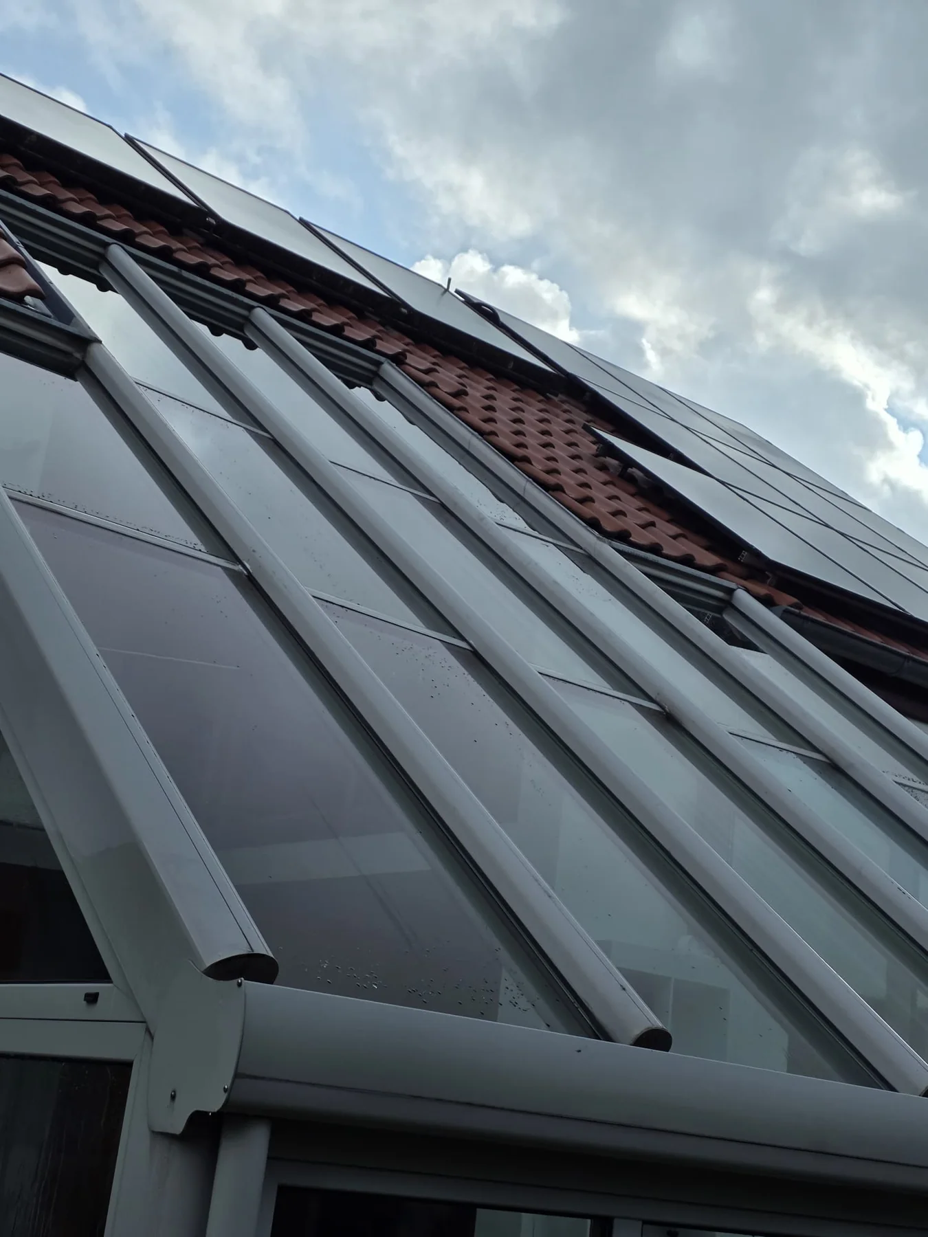 Gereinigte Glasdachfläche mit klarer Durchsicht
