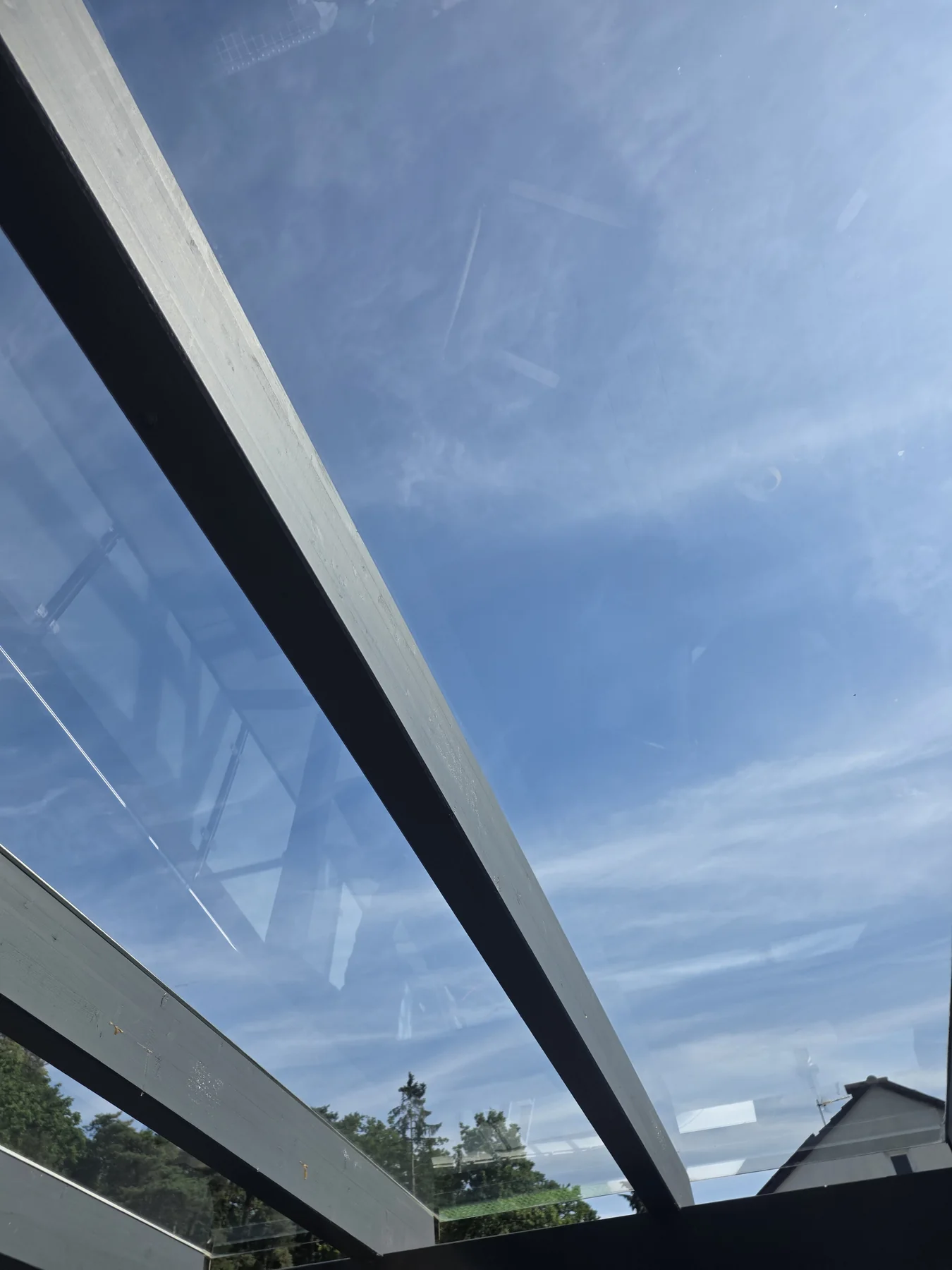 Glasdach-Detail mit gereinigten Stegen und Glasflächen