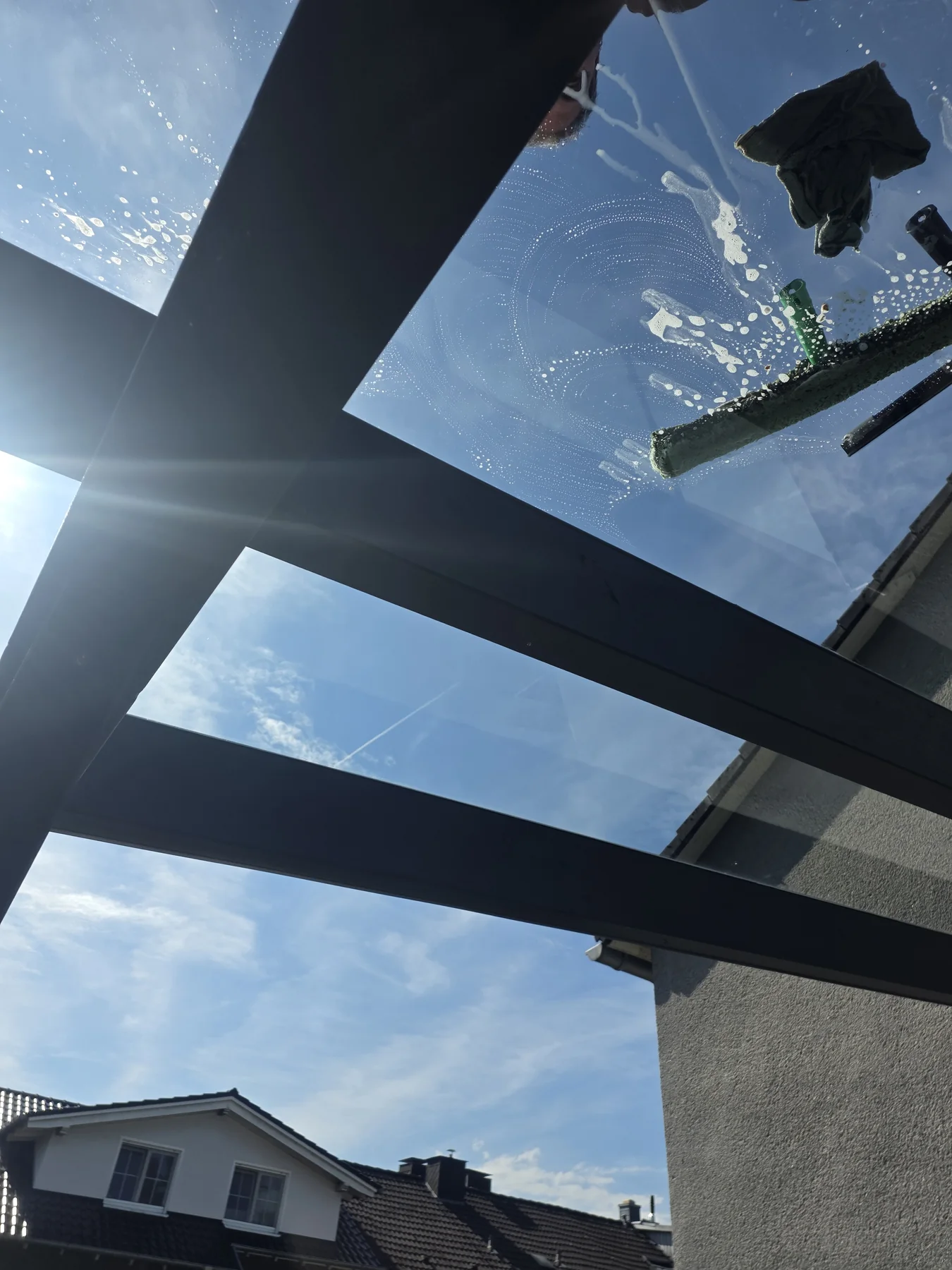 Glasdachfläche mit Blick auf Rahmen und Verschattung