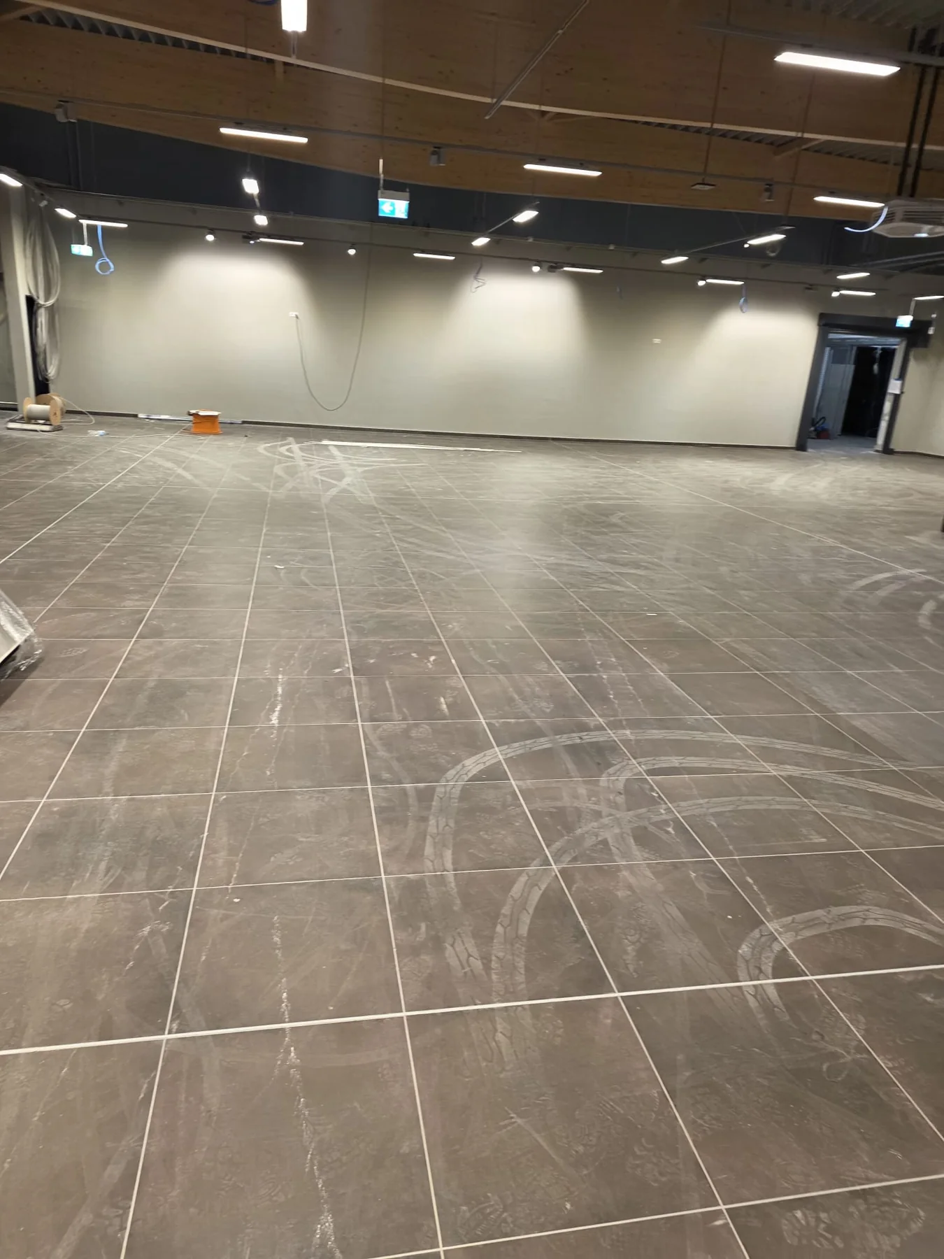 Gereinigte Gewerbefläche als Teil der Maschinen- und Anlagenumgebung