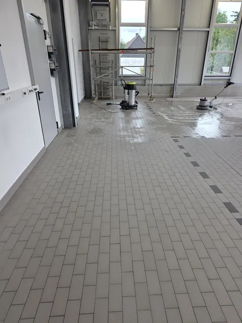 Maschinelle Hallenbodenreinigung mit Einscheibenmaschine und Nasssauger