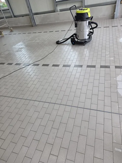 Nasssauger auf dem Hallenboden während der Aufnahme der Reinigungsflotte