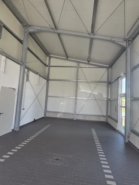 Übersicht einer gereinigten Fahrzeughalle mit gefliestem Boden