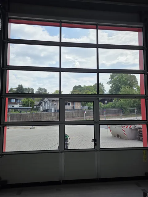 Innenansicht des gereinigten Hallentors mit klaren Glasflächen