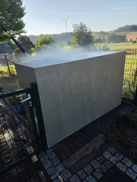 Gereinigte Mauerfront während des Abspülens der Oberseite