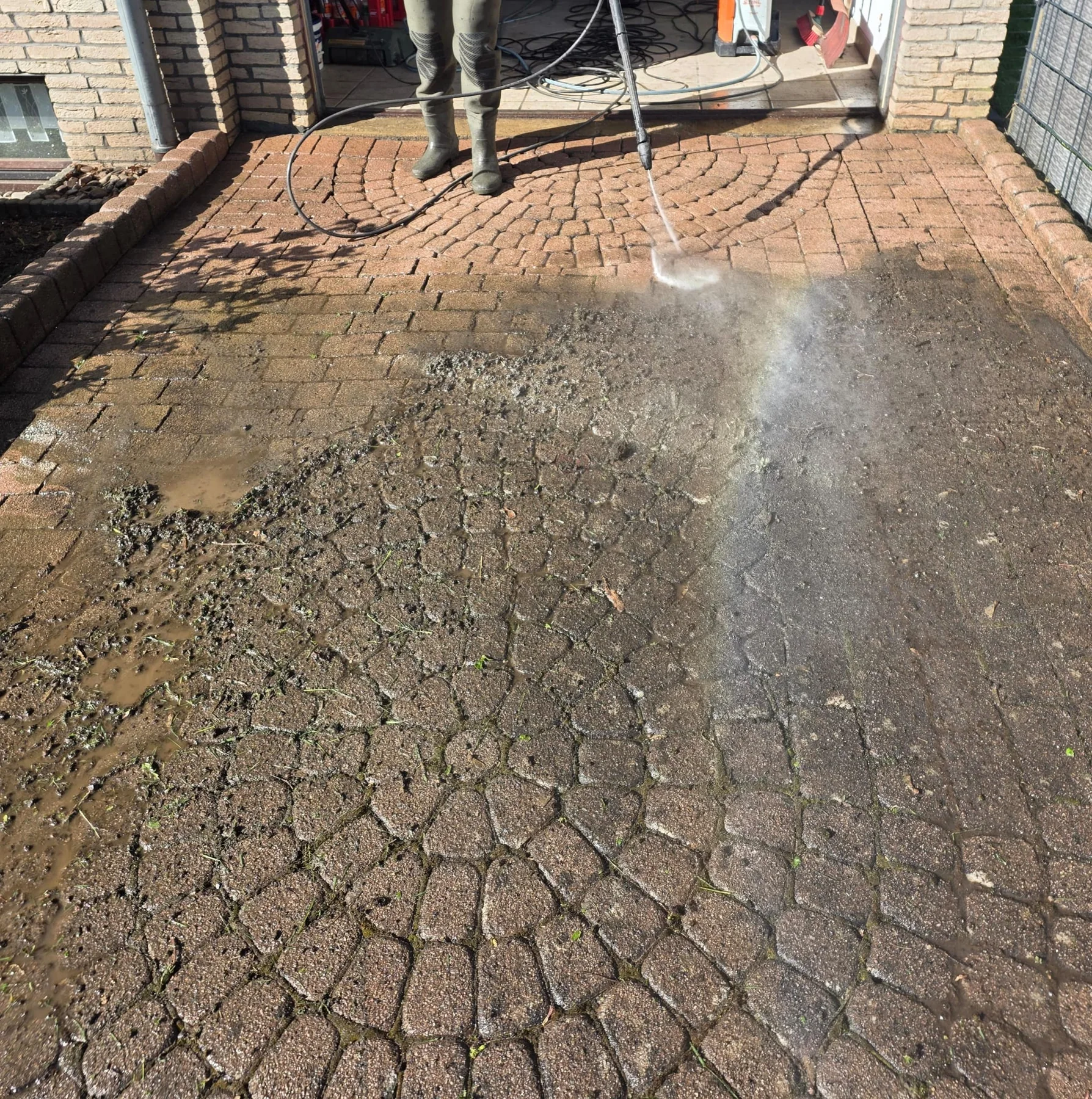 Pflasterfläche vor der Reinigung