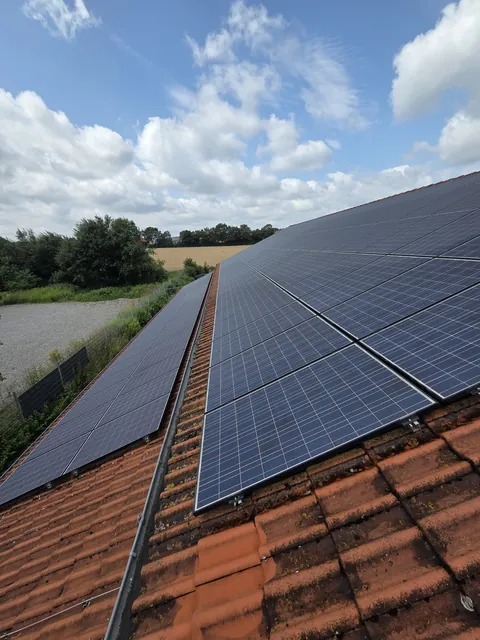 Gereinigte Photovoltaikmodule auf den versetzten Dachflächen