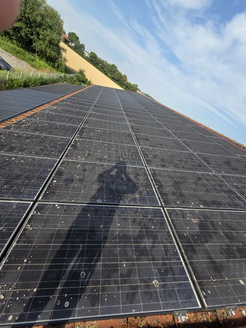 Photovoltaikmodule mit deutlich sichtbaren Ablagerungen vor der Reinigung