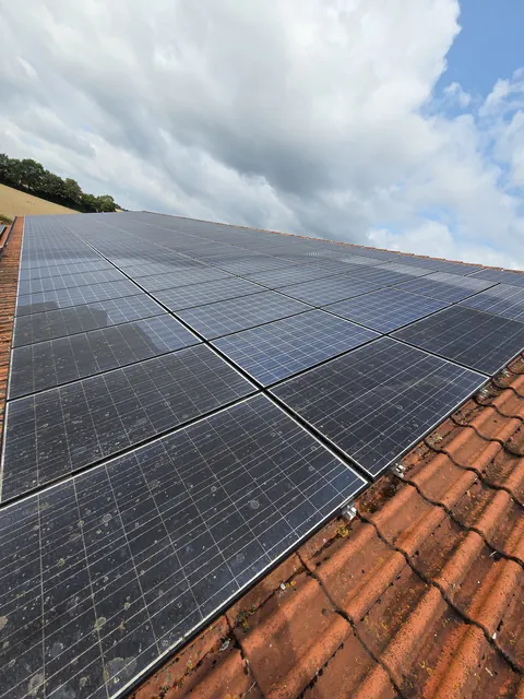Zwischenstand der Solarreinigung mit sauberen Teilflächen und verbliebenen Belägen im Vordergrund