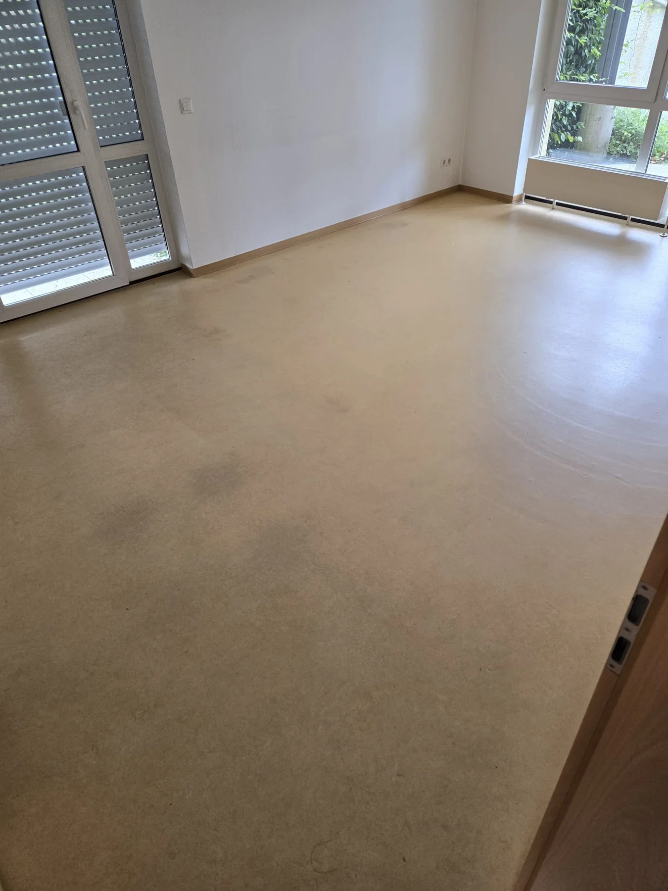 Bodenfläche vor der Bauendreinigung in einem Innenraum