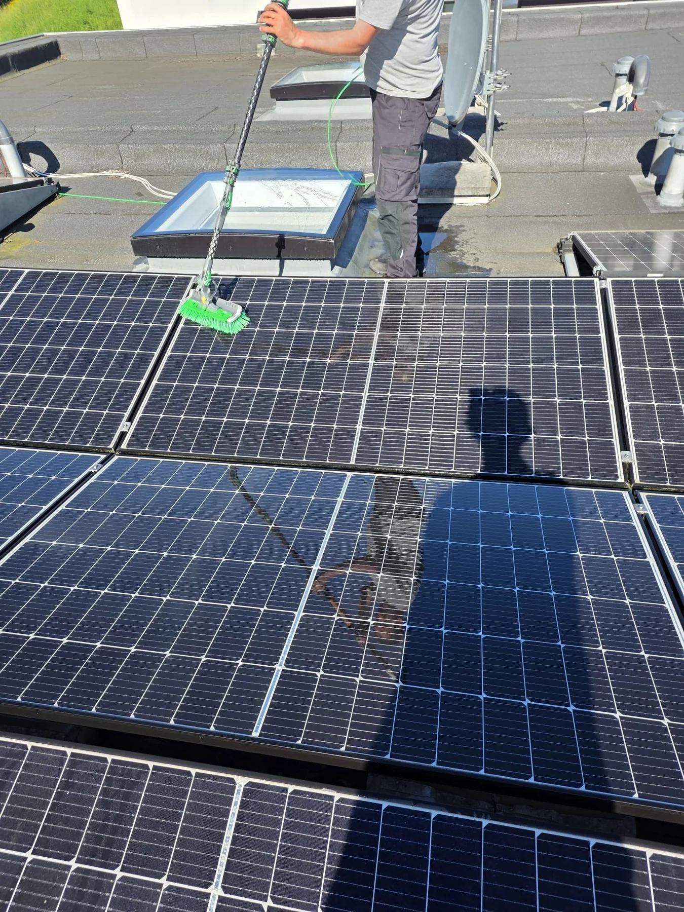 Schonende Photovoltaik-Reinigung mit Bürstentechnik in OWL durch TurboGlanz