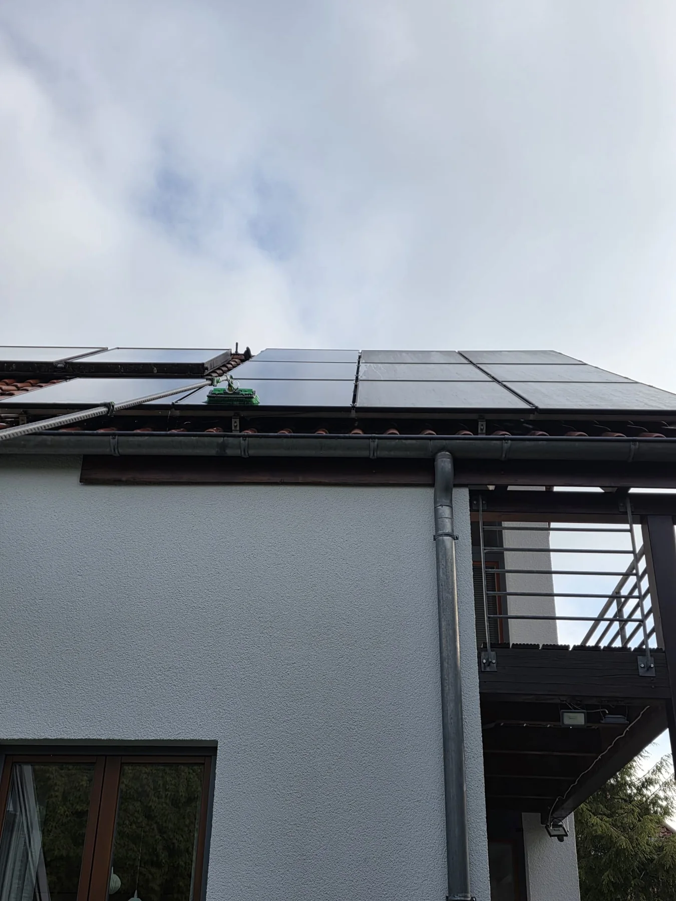 Gereinigte Photovoltaikmodule auf einem Dach