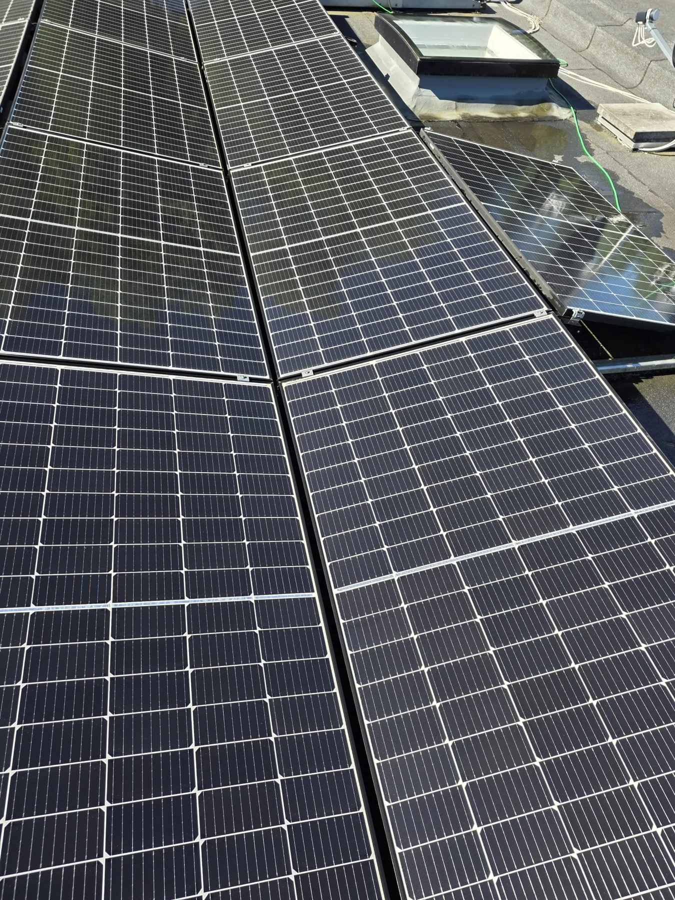 Detailaufnahme sauberer Solarmodule