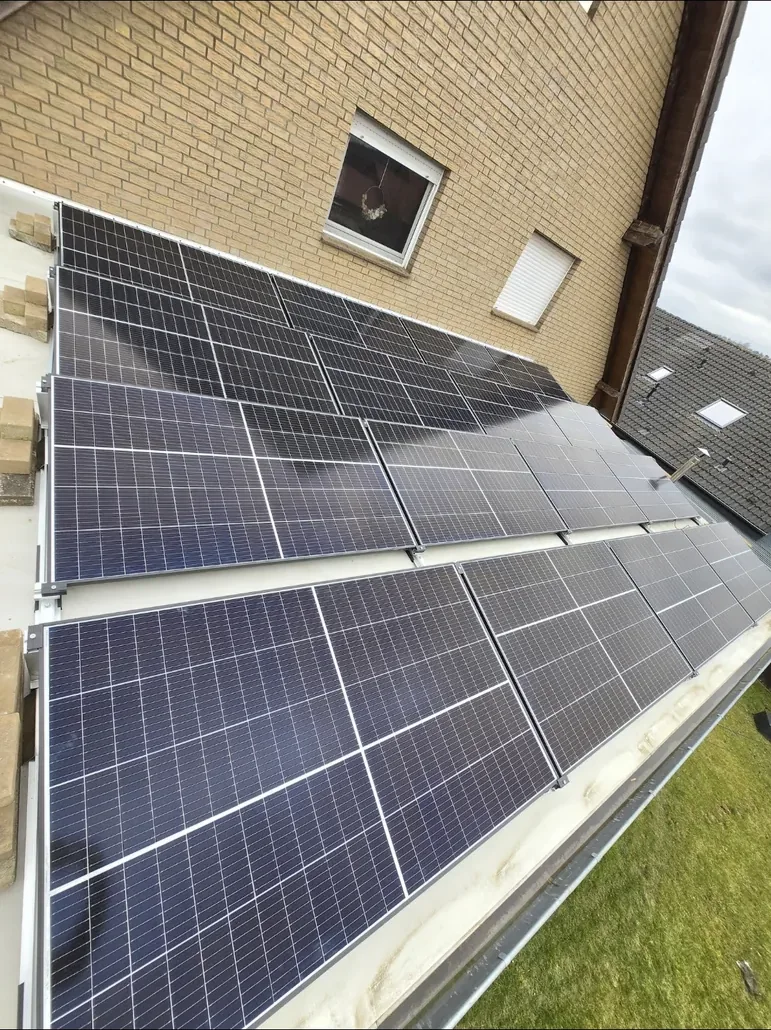 Übersicht einer Photovoltaikanlage am Wohnhaus