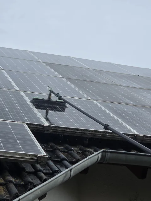 Bürstenreinigung der Photovoltaikmodule mit sichtbarem Wasserlauf