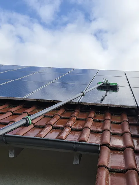 Solarreinigung mit wasserführender Teleskopbürste am Ziegeldach