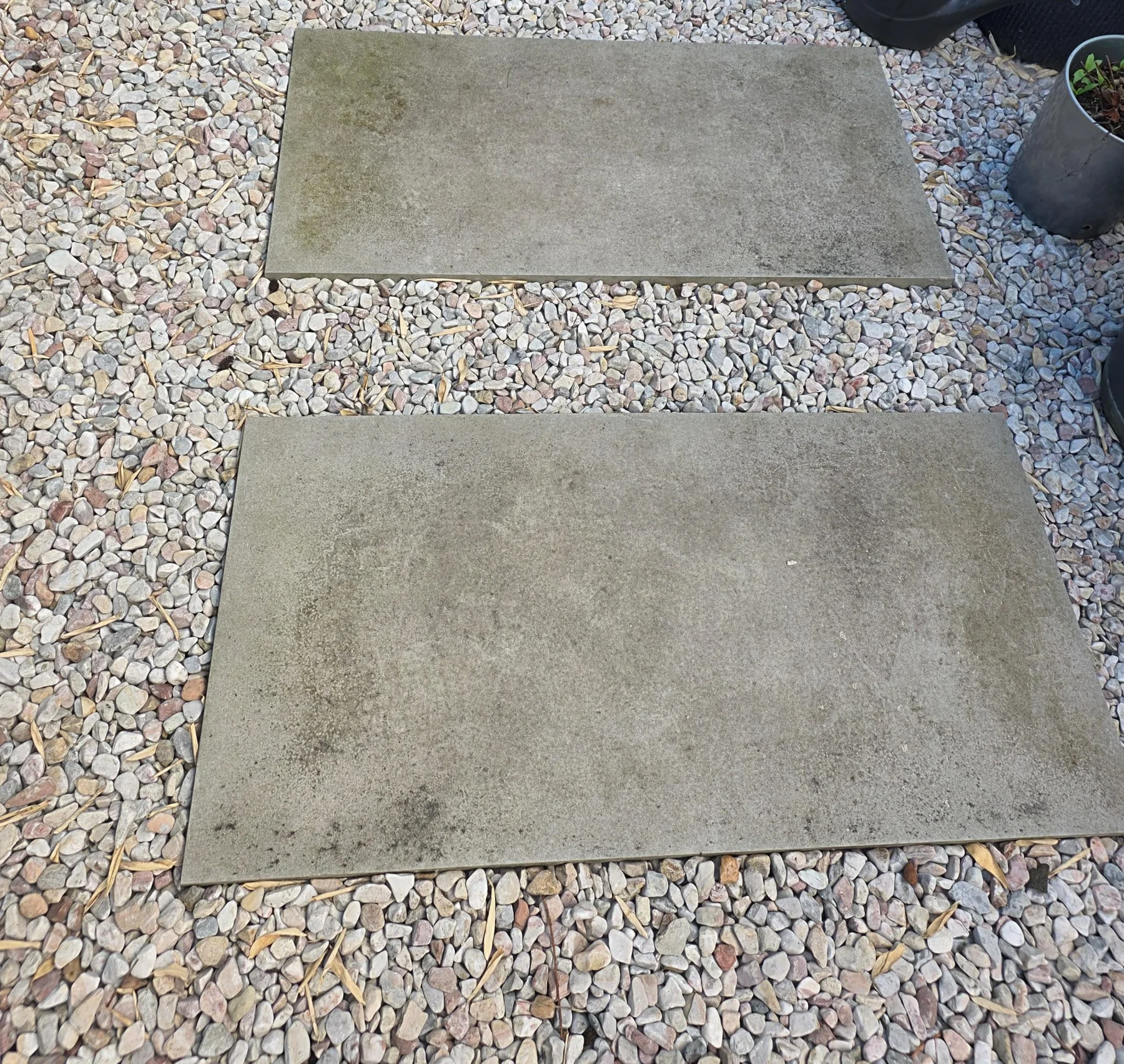 Schmutzige steinplatten mit ablagerung vor der Reinigung
