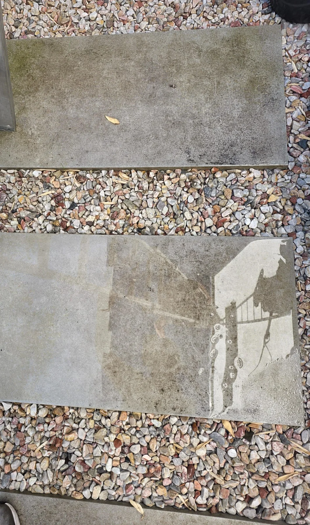 sehen sie den Unterschied Links gereinigt rechts dreckige Steinplatte