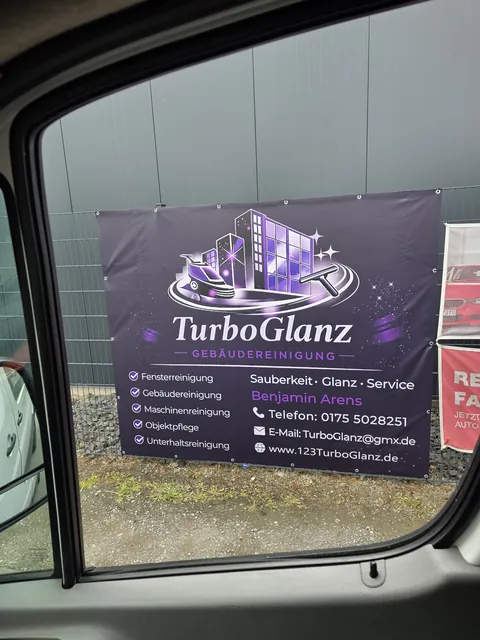 TurboGlanz-Werbebanner mit Logo und Leistungsübersicht, aufgenommen aus dem Fahrzeug