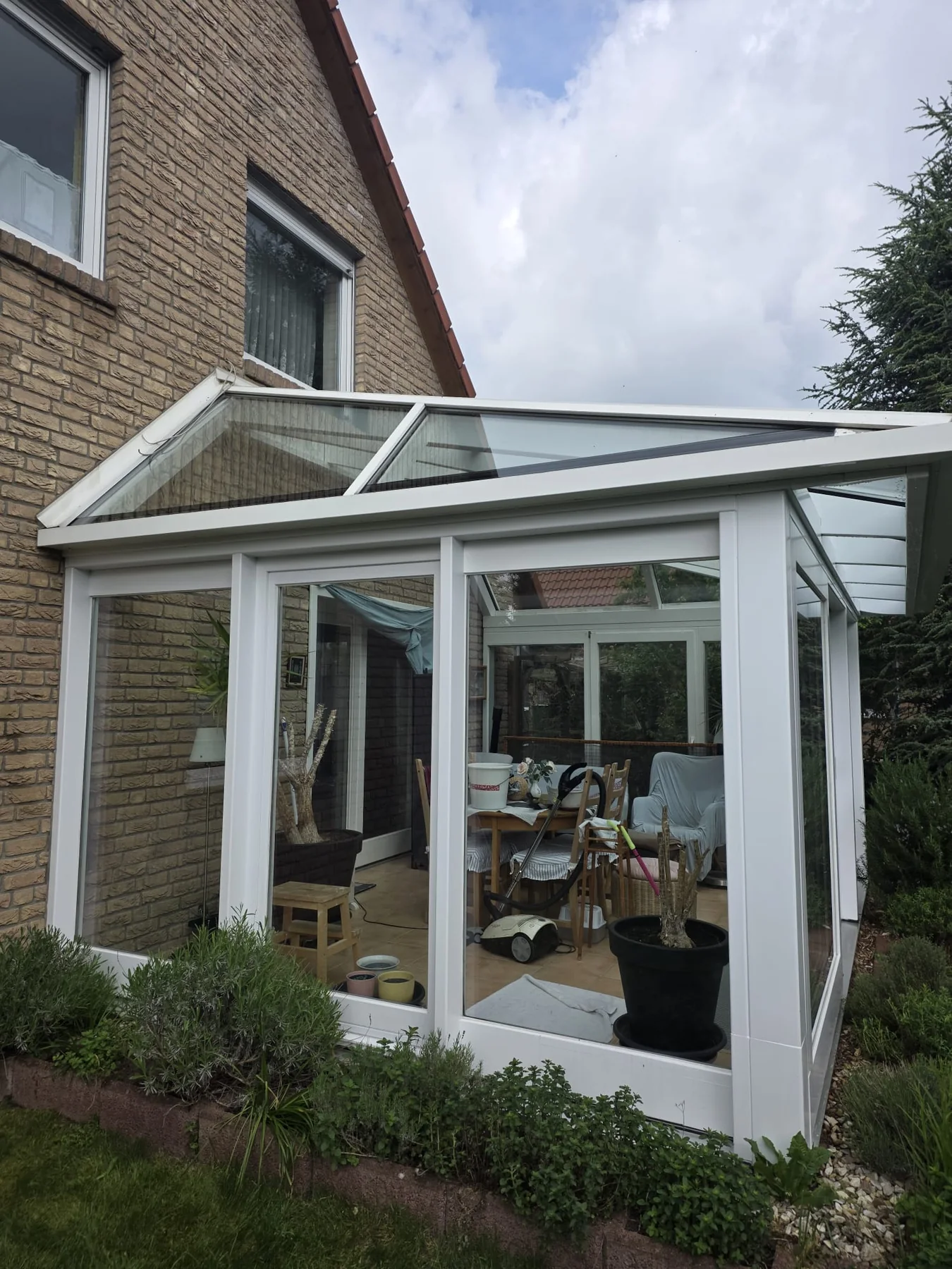 Objektpflege und Glasreinigung an einem Wintergarten in OWL